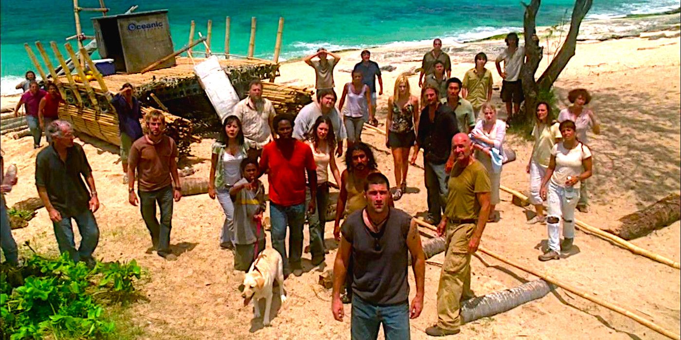 Elenco principal de Lost parado na praia olhando para algo interessante