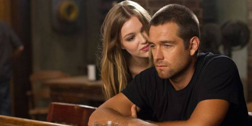 Lucas e Rebecca em uma cena de bar na série Banshee