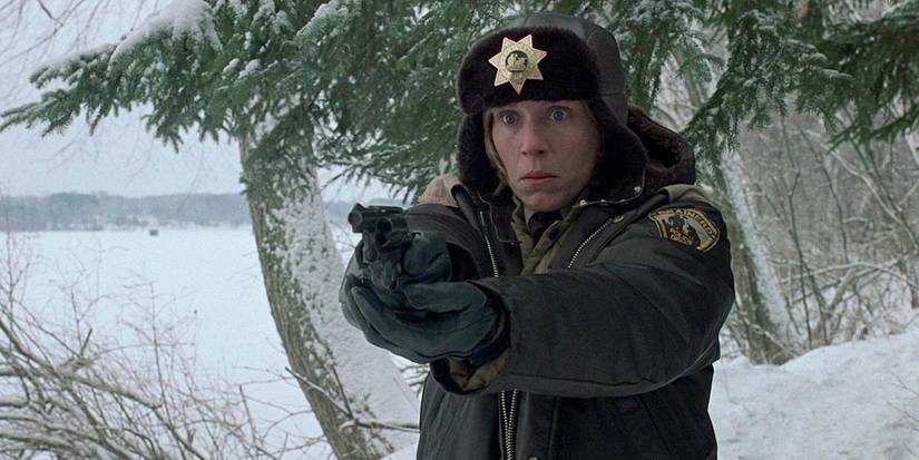 Marge (Frances McDormand) mengarahkan pistol di Fargo