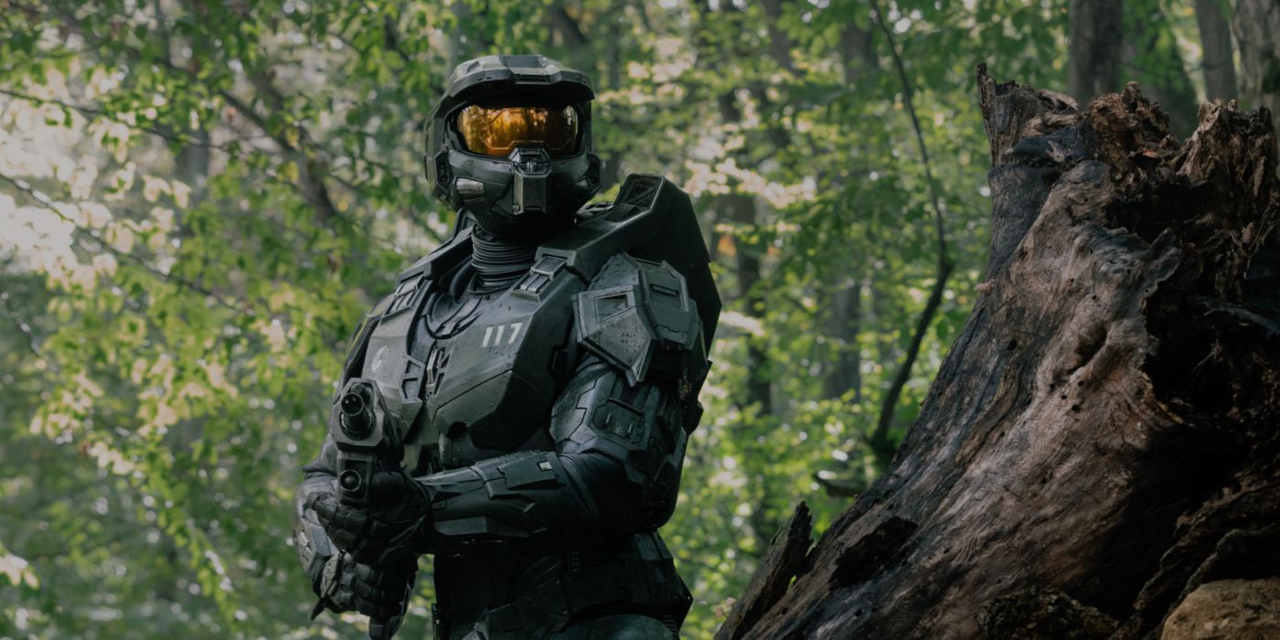 Master Chief (Pablo Schreiber) empunha uma arma na floresta na 2ª temporada de Halo