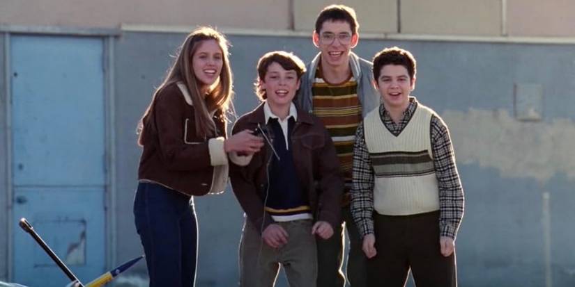 Maureen, Sam, Bill e Neal lançando foguetes em um estacionamento em Freaks and Geeks.