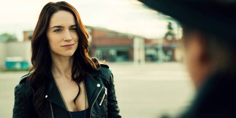 Wynnona Earp, de Melanie Scrofano, sorrindo enquanto estava na rua