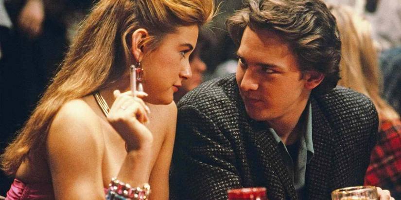 Деми Мур в роли Джулс и Эндрю Маккарти в роли Кевина одеты в формальную одежду и курят в фильме "St. Elmo's Fire"