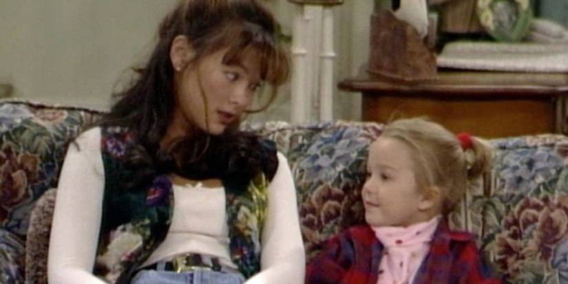 Lindsay Price as Linda sitting on the couch looking at a little girl in Boy Meets World