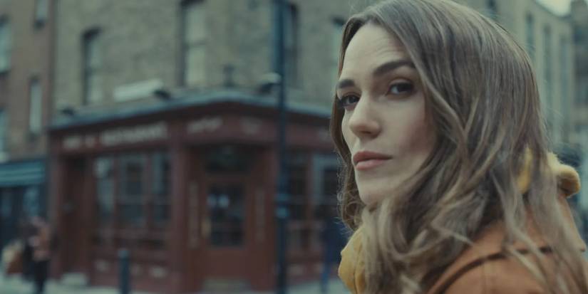 Кейра Найтли гуляет по Лондону в "Black Doves"