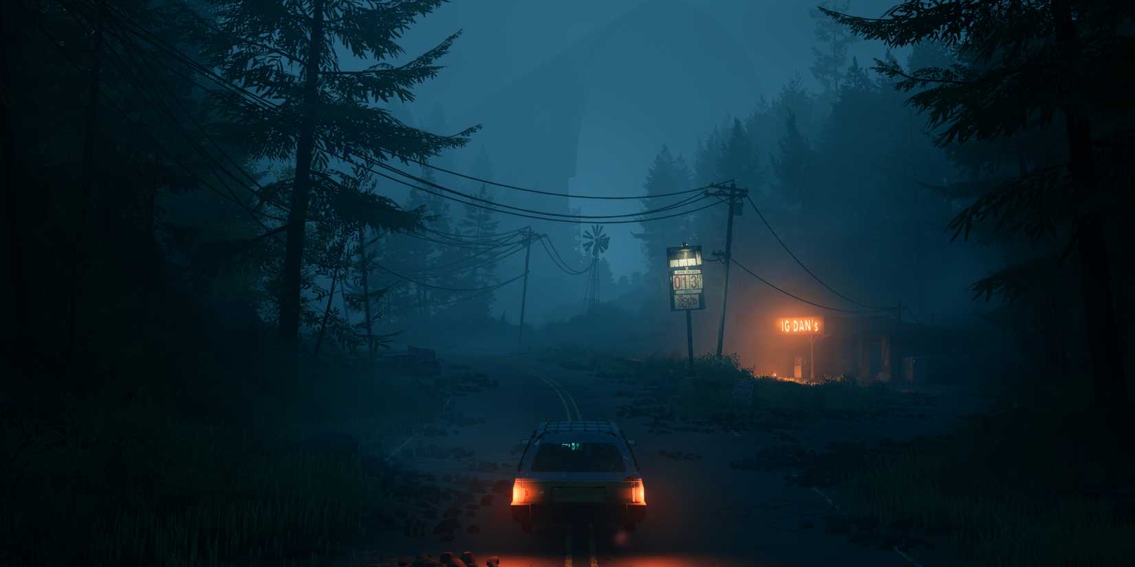 Screenshot de Pacific Drive mostrando uma perua dirigindo em uma floresta nebulosa com um posto de gasolina fracamente iluminado à direita e uma torre alta imponente à distância.