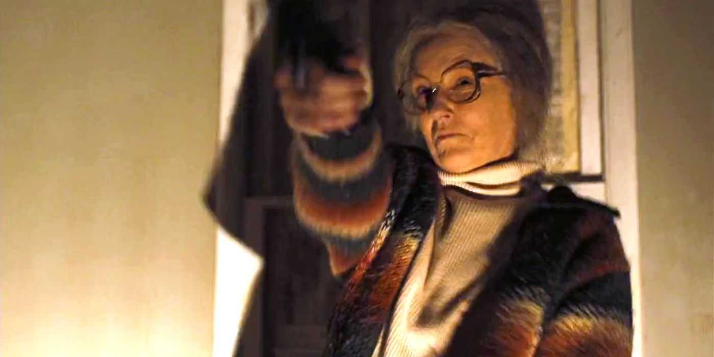 Melissa Leo as Holly aiming a gun in Prisoners