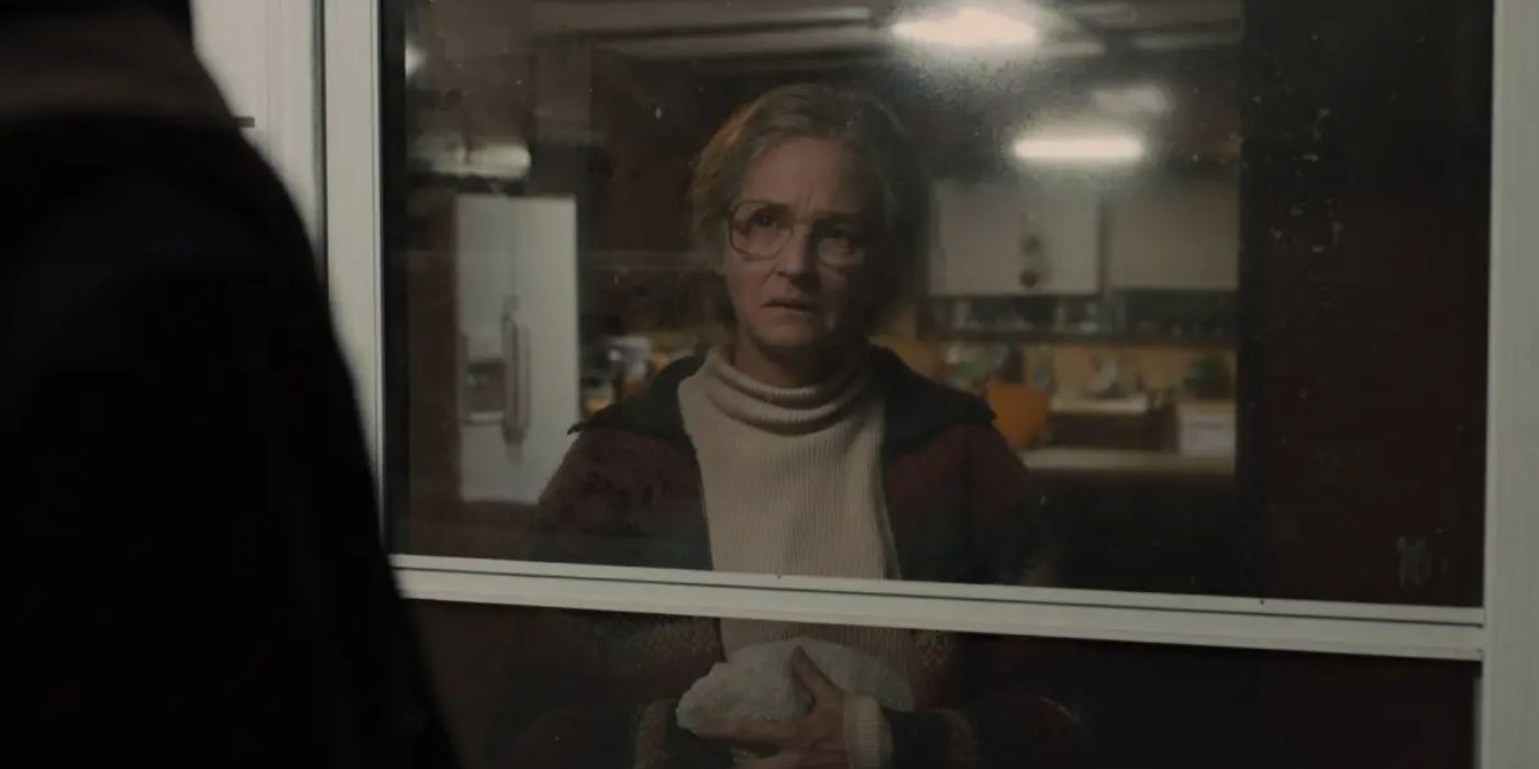 Melissa Leo as Holly standing in the doorway in Prisoners (2013)