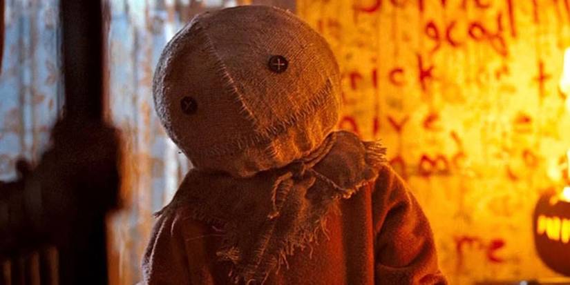Sam, também conhecido como Peeping Tommy, observa alguém em Trick r Treat.