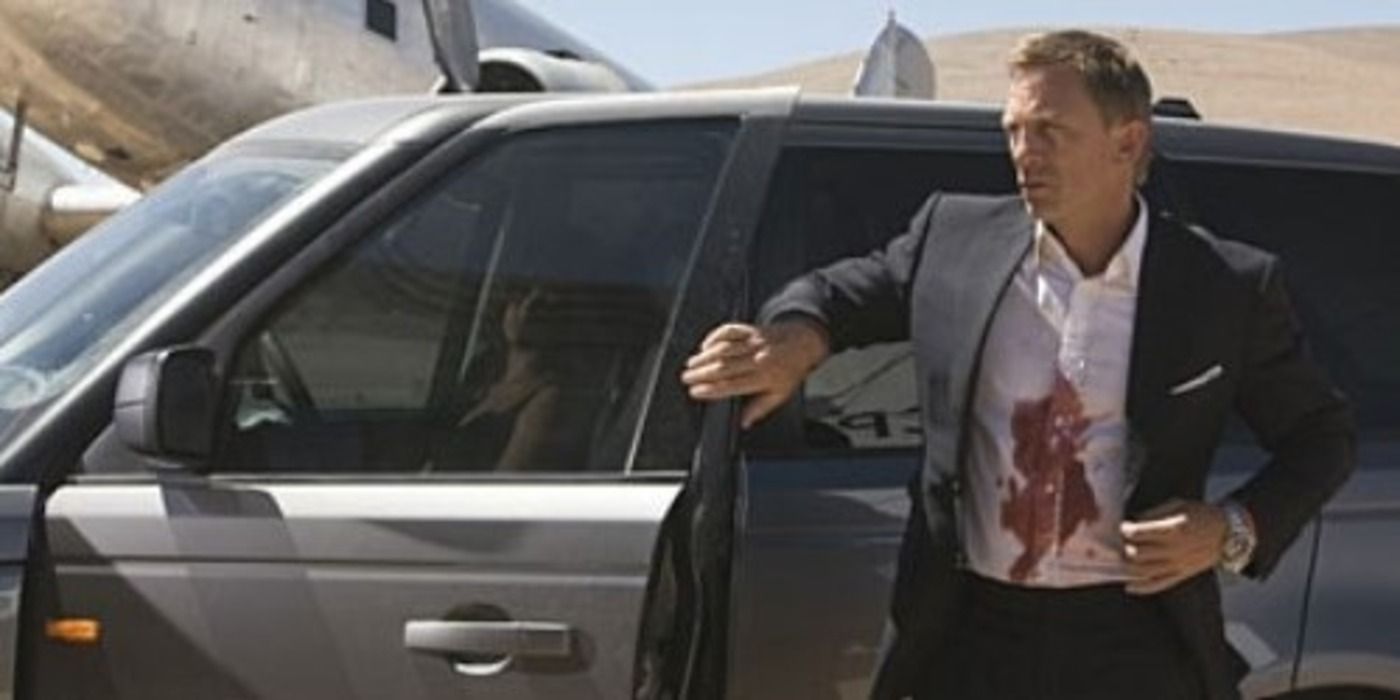 Daniel Craig as James Bond exiting a 2005 Range Rover Sport in Quantum of Solace