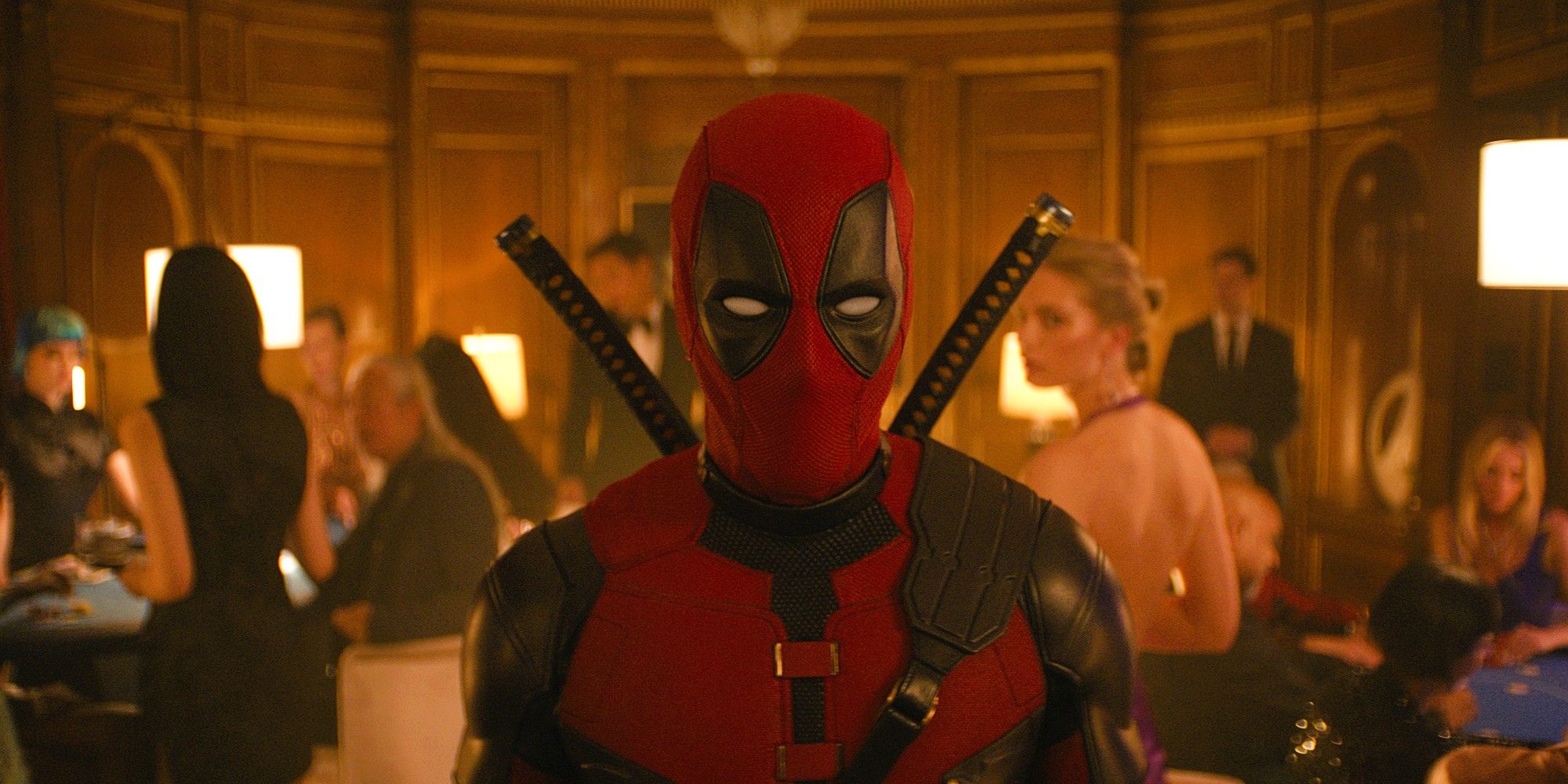 Ryan Reynolds como Deadpool fantasiado andando em uma festa chique em Deadpool e Wolverine