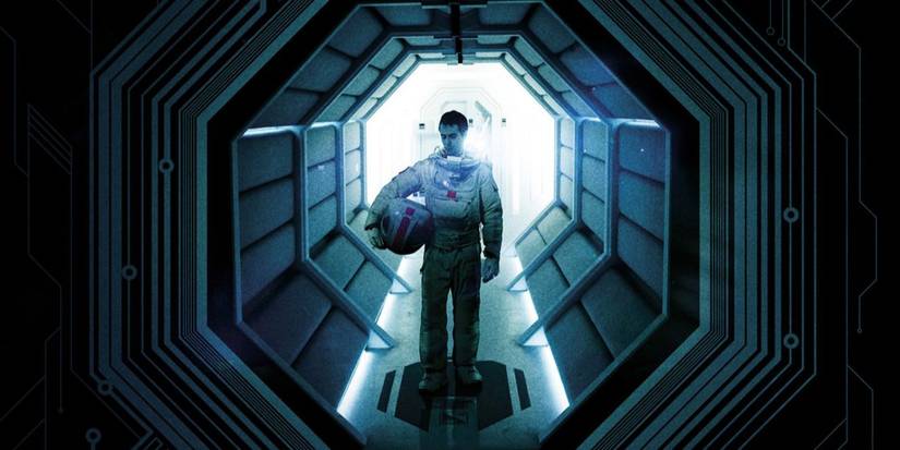 Sam Rockwell segura seu capacete de astronauta em Moon