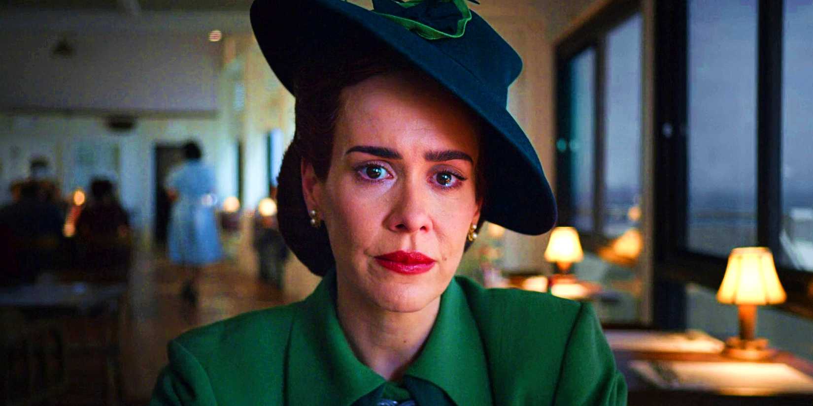 Sarah Paulson como Enfermeira Ratched chorando em Ratched