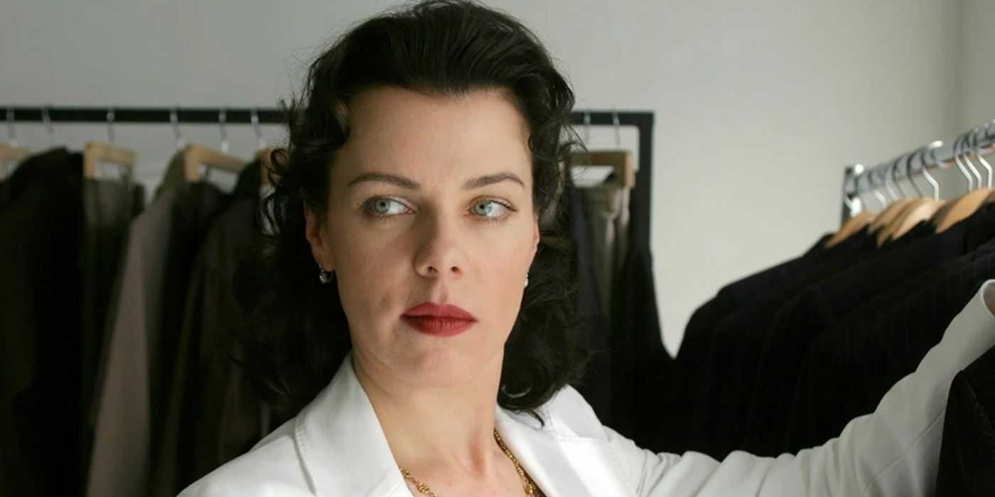 shauna-debi-mazar-looking-over-her-shoulder-in-entourage Mark Wahlberg’s Hit 8-Part Series Gets New Reboot Pitch From Original HBO Star