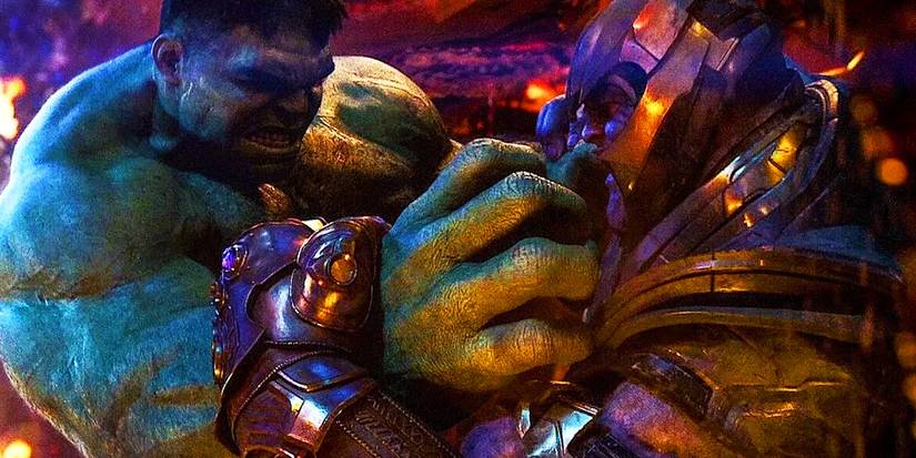 O Hulk lutando contra Thanos no início de Vingadores: Guerra Infinita