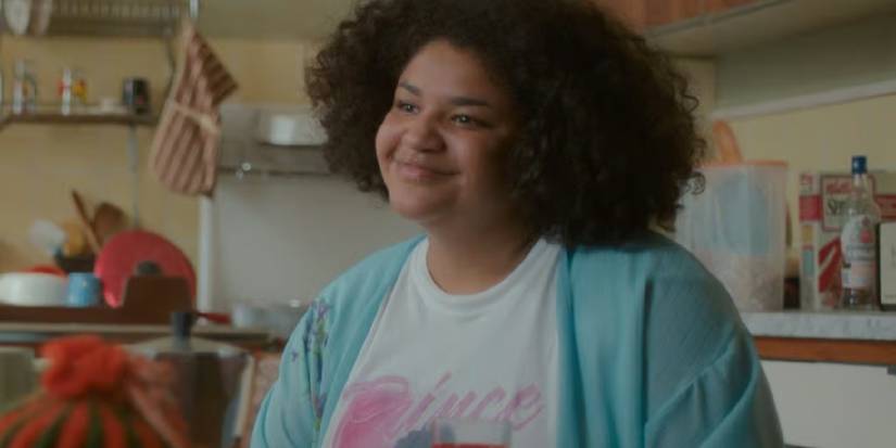 Тили (Эмбер Грэппи) улыбается, стоя на кухне в фильме "Один день" (2024).