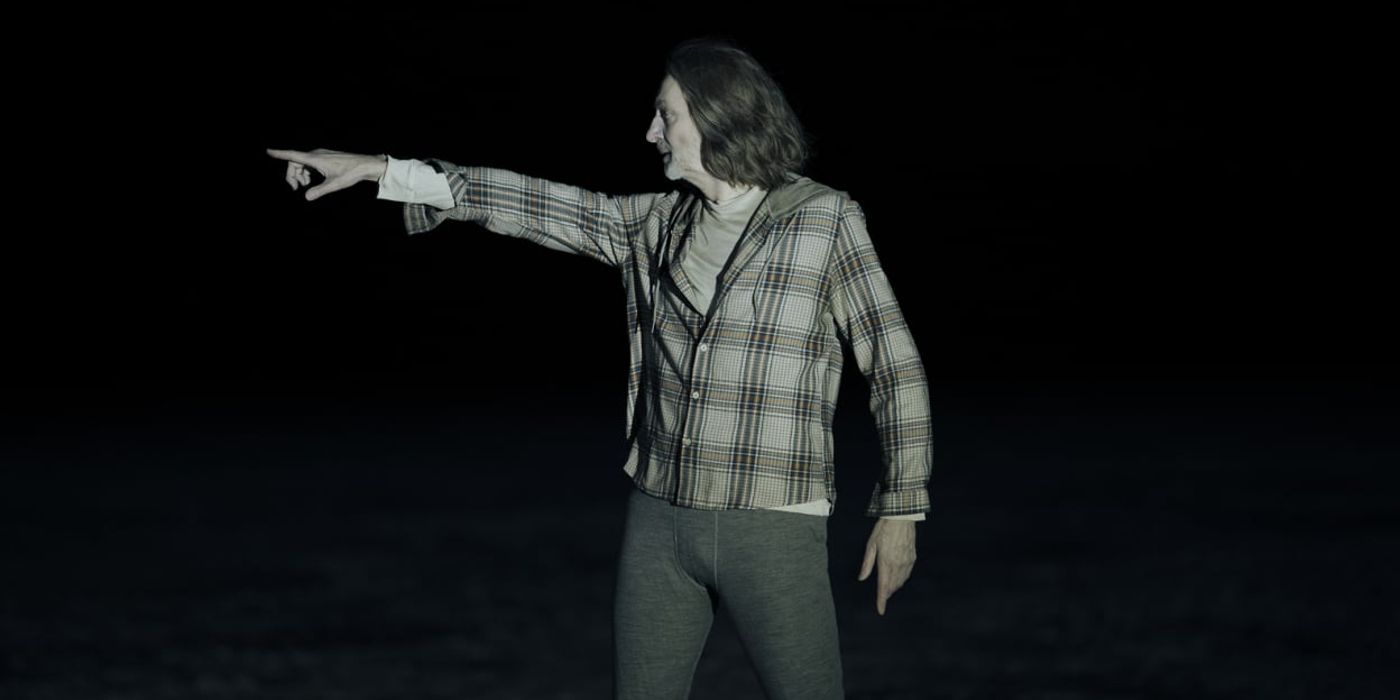 Travis Cohle pointing in True Detective Night Country episode 1