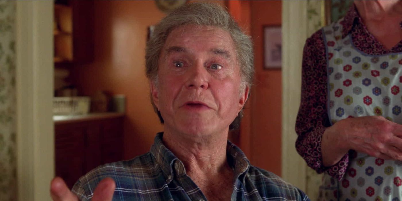 Cliff Robertson como Tio Ben conversando com Peter ao lado de Tia May em Homem-Aranha (2002)