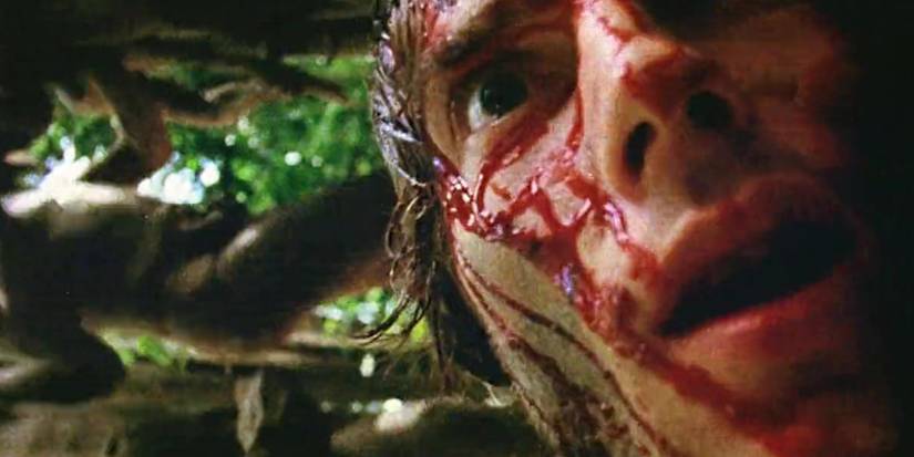 Alan Yates coberto de sangue em Cannibal Holocaust