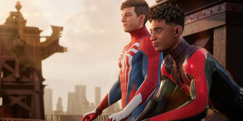 Peter Parker e Miles Morales, sem máscara, apoiando-se no topo de um prédio no Homem-Aranha da Marvel 2.