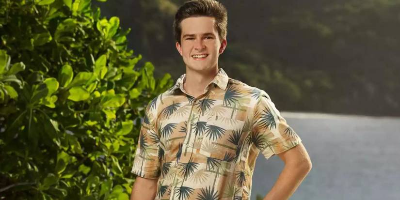 Чарли Дэвис, участник 46-го сезона "Выживших", позирует на пляже