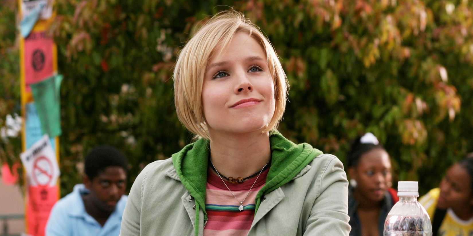 Veronica Mars (Kristen Bell) smiling on Veronica Mars