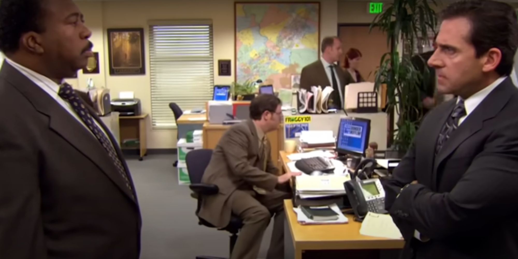 Leslie David Baker as Stanley Hudson facing Steve Carell as Michael Scott in The Office