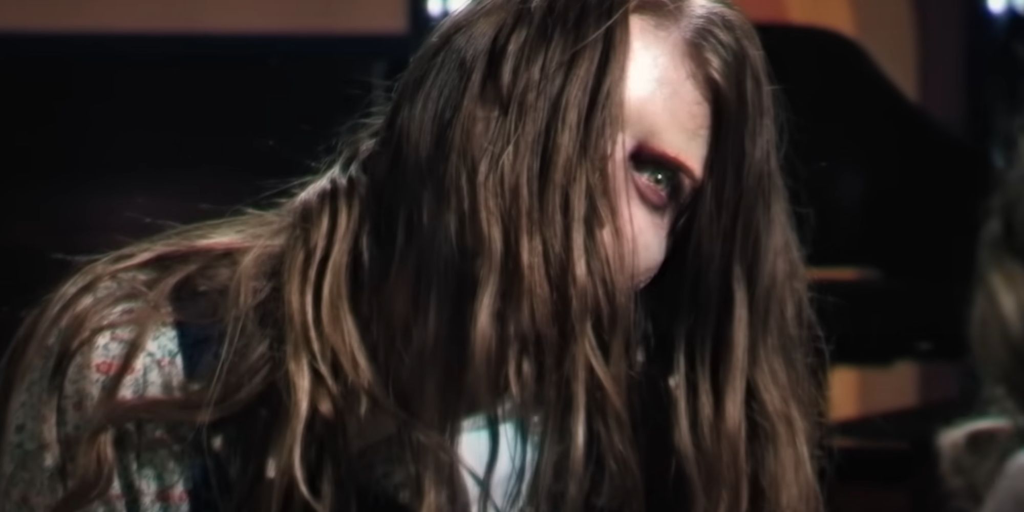 Ingrid Torelli como Lilly D'Abo olhando através de seus cabelos no trailer de Late Night with the Devil