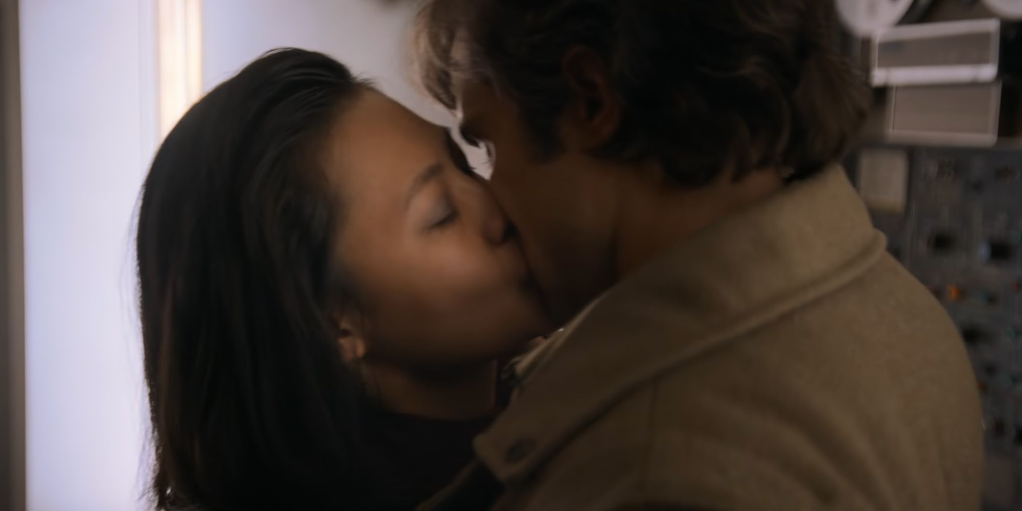 Dr. Ye and Mike Evans kissing in 3 Body Problem