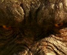 Крупный план пристального взгляда Конга в фильме "Годзилла против Конга: Новая империя"