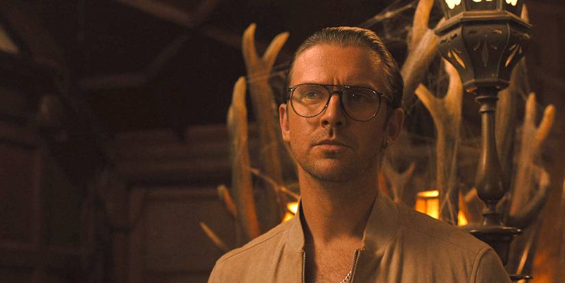 Дэн Стивенс, выглядящий надменно, в роли Фрэнка в "Абигейл"