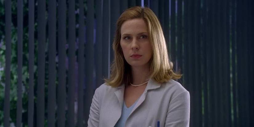 Amber Volakis has a serious expression on her face in House