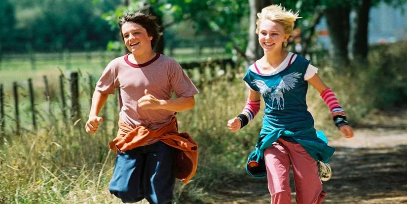Imagem mesclada de Leslie (AnnaSophia Robb) e Jesse (Josh Hutcherson) correndo animadamente por um campo em Ponte para Terabítia