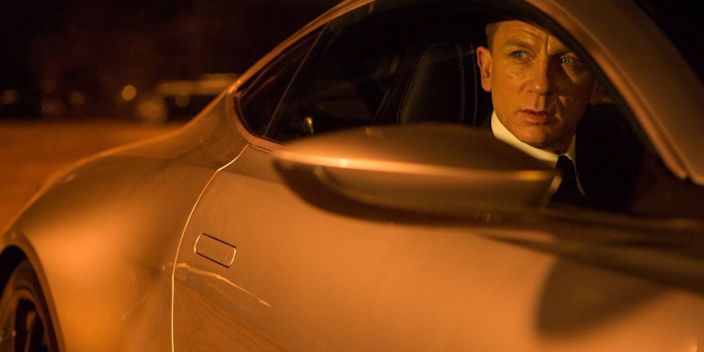 Daniel Craig como Bond em um carro em Spectre