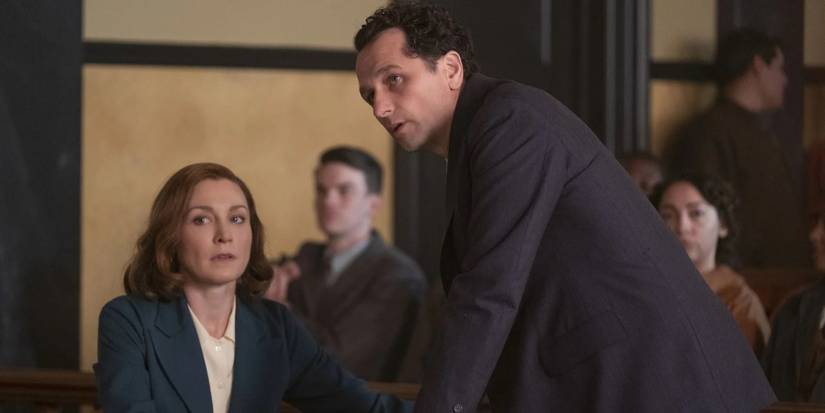 Della Street (Juliet Rylance) e Perry Mason (Matthew Rhys) em tribunal na série Perry Mason.