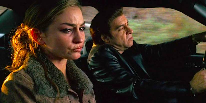 Adriana parece nervosa enquanto anda de carro com Sil em uma cena de The Sopranos