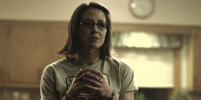 Carrie Coon as Margot handle her hands in Gone Girl