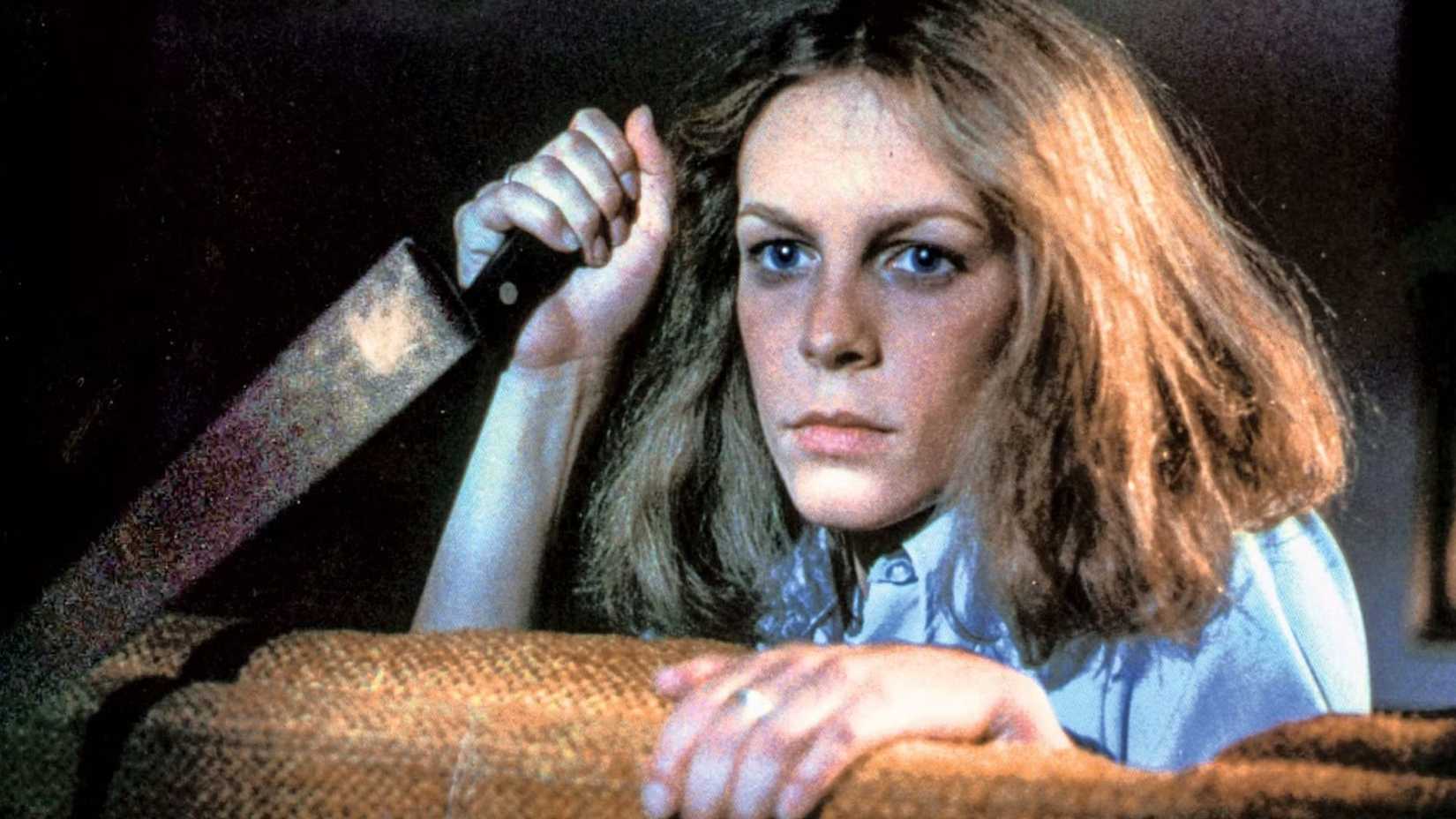 Laurie Strode holding up a knife in Halloween (1978)