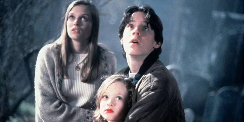 Allison, Max, and Dani in the graveyard in Hocus Pocus