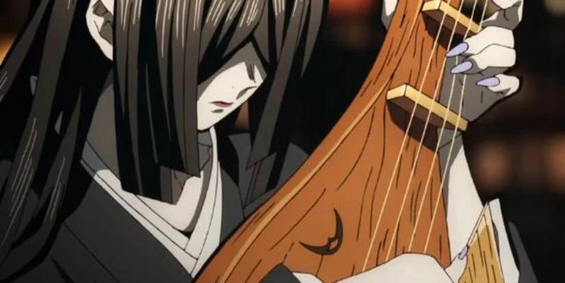 Nakime tocando instrumento no anime Slayer Demon, escondendo o rosto atrás dos cabelos enquanto ela coloca as cordas.