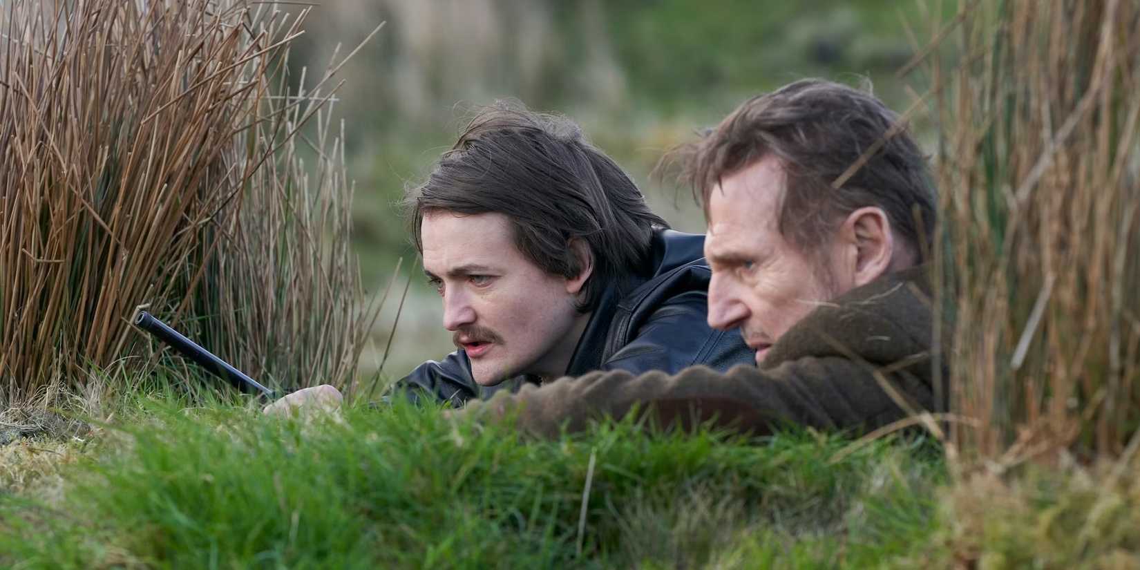 Jack Gleeson e Liam Neeson em Na Terra dos Santos e Pecadores (2023)