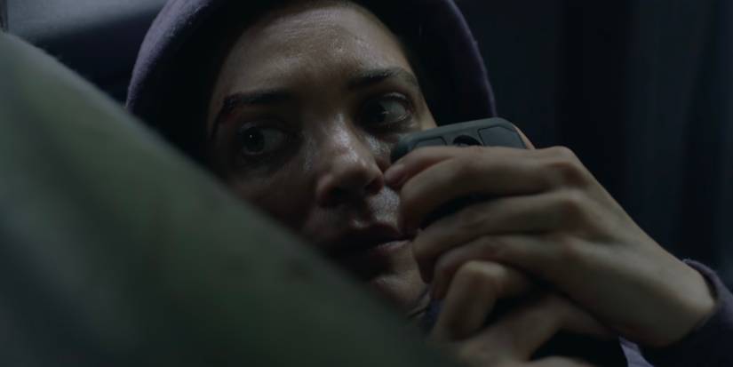 Alone (2020) Джессика держит телефон и выглядит испуганной