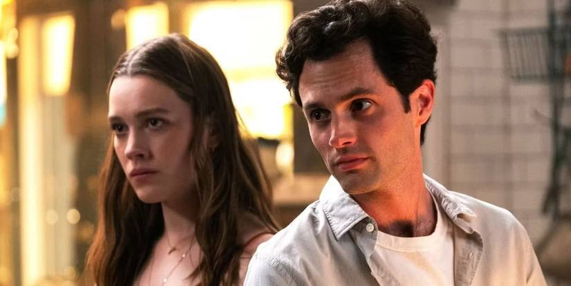 Joe Goldberg e Love Quinn em pé, olhando para a esquerda