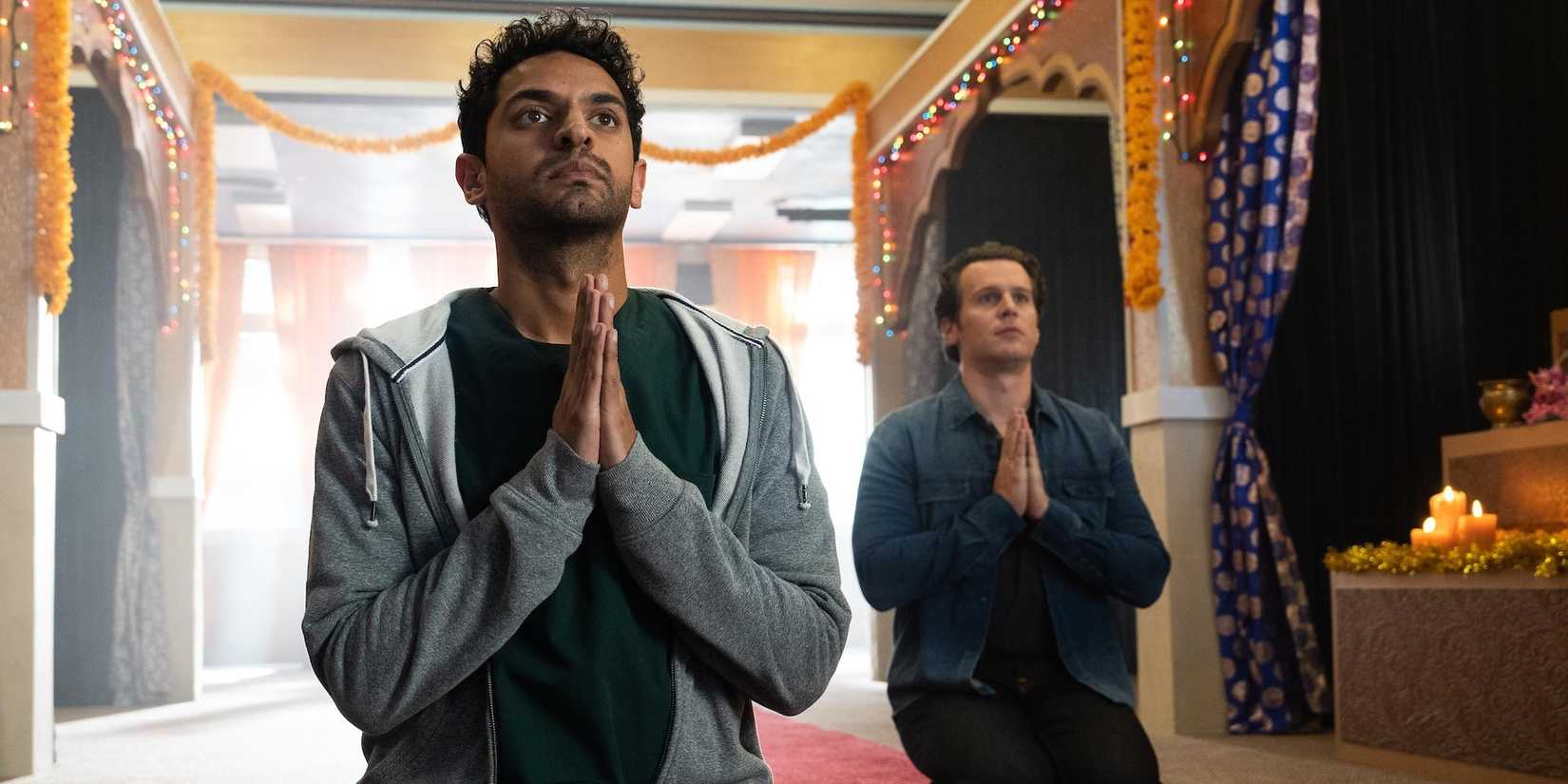 Karan Soni e Jonathan Groff rezam em um templo em A Nice Indian Boy
