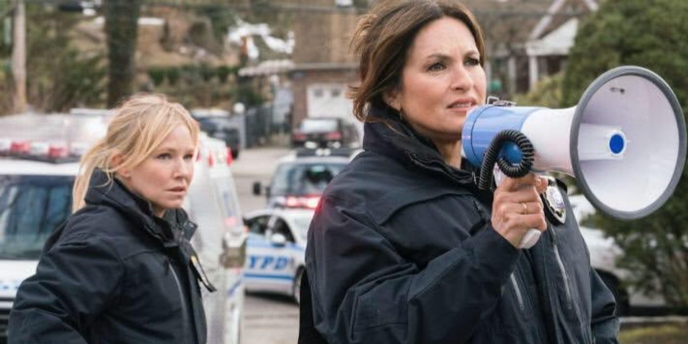 Benson uses a megaphone with lots of NYPD behind her in Law & Order: SVU