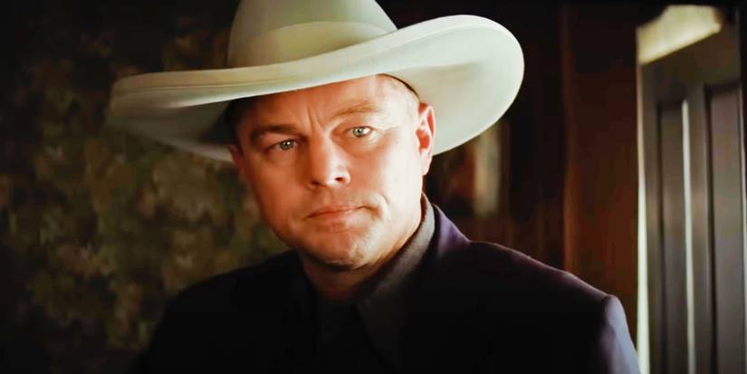 Леонардо ДиКаприо в роли Эрнеста Бёркхарта в шляпе, серьезно смотрит в фильме "Убийцы цветов"