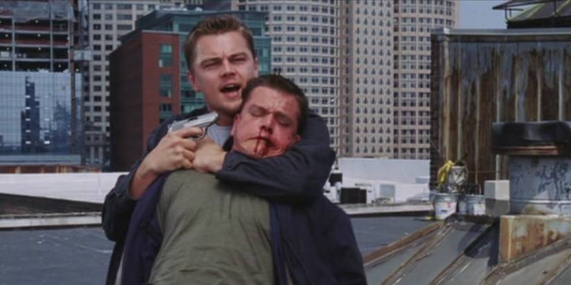 Leonardo DiCaprio mengarahkan pistol ke kepala Matt Damon di The Departed