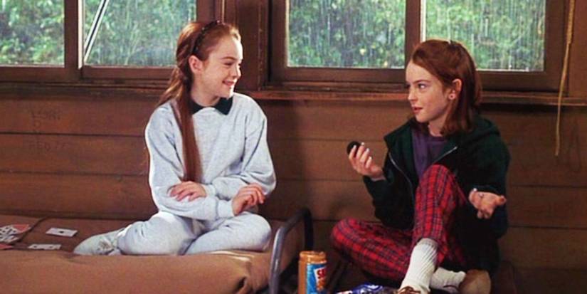 Lindsay Lohan como Annie e Hallie se unindo com Oreos e manteiga de amendoim em The Parent Trap