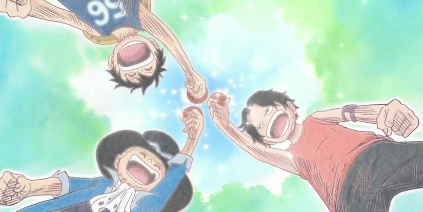 Luffy Sabo e Ace sorrindo enquanto brindam seus copos de saquê em One Piece