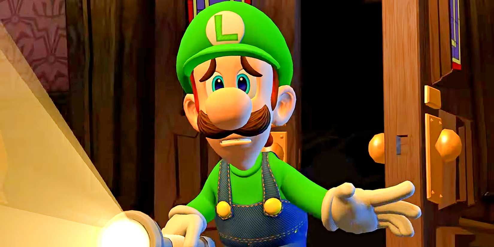 Luigi parece assustado enquanto explora uma mansão mal-assombrada com sua lanterna em Luigi's Mansion 2 HD.